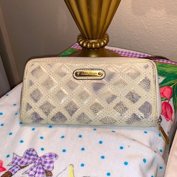Anne Klein wallet - Picture 1 of 6